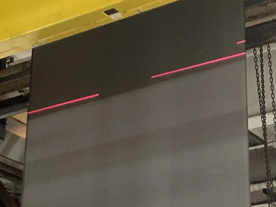 Single-sided laser detecting both strip edges